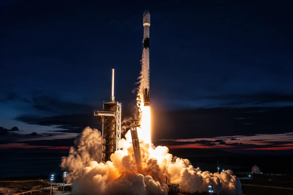 Ракета Falcon 9 излита от стартова площадка по време на космическа мисия