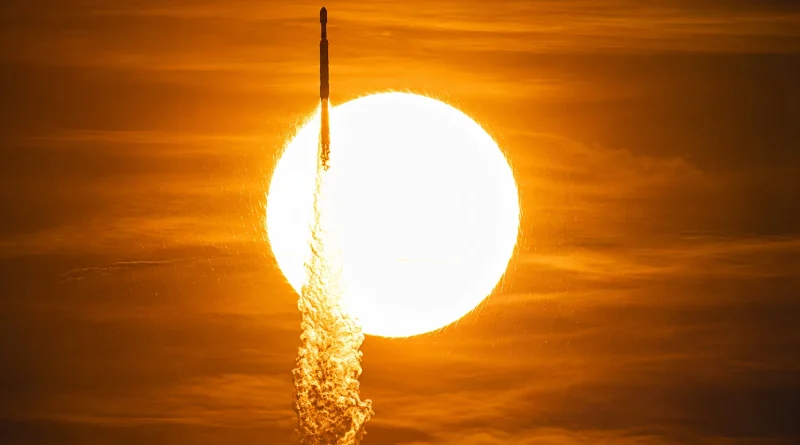 Изстрелването на космическия телескоп Roman с ракета Falcon Heavy на фона на Слънцето