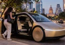 Tesla Cybercab без волан и педали, докато пътник се качва в автомобила в Остин