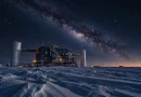 IceCube Laboratory в Антарктида под звездното небе на Южния полюс.