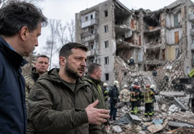 Володимир Зеленски пред разрушен жилищен блок в Украйна на фона на спасителни екипи